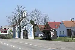 silnicová náves s kaplí