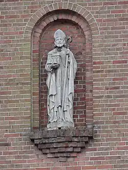 Socha sv. Plechelma na kostele v De Lutte