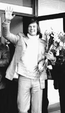 Dean Reed po příletu na letiště Berlín-Schönefeld v roce 1978