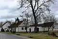 Venkovská usedlost u silnice