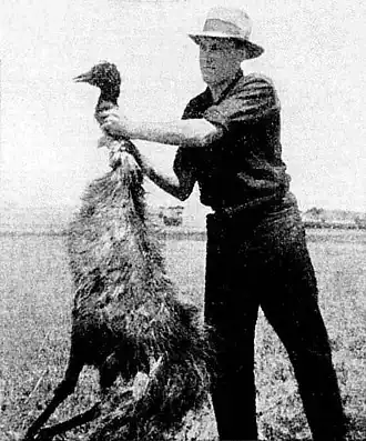 Muž třímající emua zabitého australskými vojáky