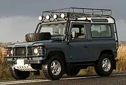 Off-road. Dvouprostorová pětidveřová karoserie pro 4–9 osob. Stavba karoserie je podřízena dobré průchodnosti terénem. Má větší světlou výšku a velké nájezdové úhly. Příklad: Land Rover Defender.