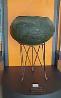 Tripus s kotlíkem, Archeologické muzeum v Delfách