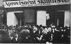 Demonstrující dav před aprovizačním skladem v Plzni v roce 1918
