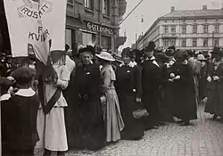 Demonstrační pochod za volební právo žen mimo jiné s předsedkyní FKPR (Národní spolek pro politická práva žen) Friggou Carlbergovou.