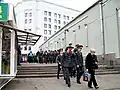 Jako první přicházejí vojáci, kteří budou rozestaveni podél trasy přehlídky