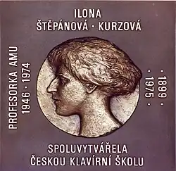Pamětní deska spoluzakladatelky školy prof. Ilony Štěpánové-Kurzové v budově školy