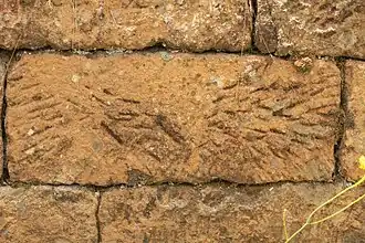 Trestanci postavený břeh, hora McQuoid, Velká severní silnice, Bucketty, NSW. Dle osobitého značení tesaných kamenů vznikla archeologická studie odhadu počtu trestanců v "železné partě", tj. trestanců odsouzených k práci v řetězech nebo jiných zařízeních pro těžbu kovů, nebo při těžkých pracovních úkonech jako je výroba silnic. Existují rozpoznatelné a opakující se symboly, které lze přičíst jednotlivým kameníkům.