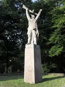 Pomník padlých Sovětů s vyobrazeným PPŠ-41 Špagin v lázeňském městě Teplice