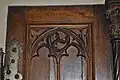Detail ornamentu na dveřích napodobující kružbu v oknech