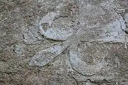 Detail pozdně gotické lilie na fasádě severního křídla