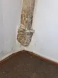 Detail konzoly klenby v rohu, končící těsně nad podlahou