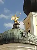 Socha archanděla Michaela na kupoli