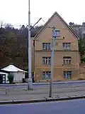 Detekční trolejový kontakt. Zaznamená průjezd sběrače a předá informaci řadiči signalizace
