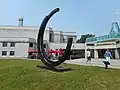 Bernar Venet, Dva oblouky o 245,5°, 1997