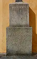 Lannův kříž, detail soklů s nápisy.