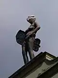 Stojící socha na paláci