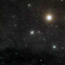 Snímek okolí hvězdokupy Klenotnice z přehlídky Digitized Sky Survey 2.