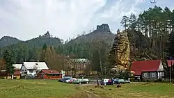 Trasa 0331 prochází pod Poštolčím kuželem, v pozadí Mariina skála