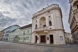 Hlavní průčelí divadla z nároží Palackého ulice