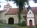 Zvonička u vchodu do zámku