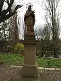 Dlažkovice, socha svatého Jana Nepomuckého před kostelem.jpg