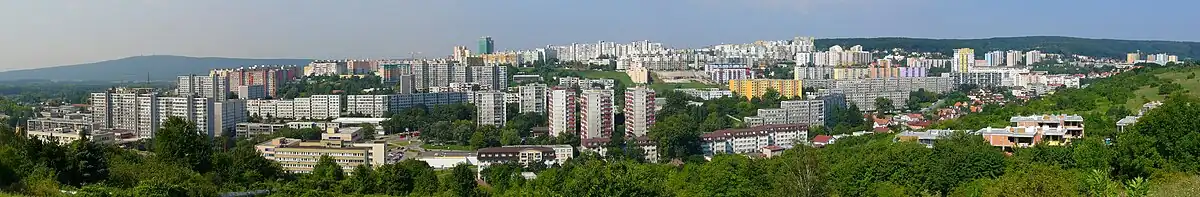 Panorama dolní části sídlište Karlova Ves a časti sídliště Dlhé diely při pohledu z ulice Staré grunty (červenec 2008)
