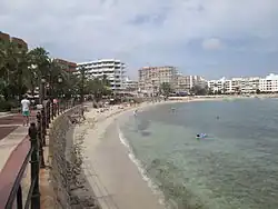 Pláž ve městě Santa Eulària des Riu