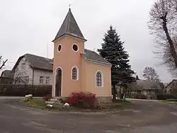 náves s kaplí