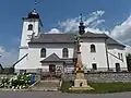 Kostel Všech svatých a kamenný kříž z roku 1779
