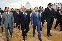 G. Berdimuhamedow, N. Nazarbajev, D. Medveděv a M. Saakašvili s připnutými medailemi během oslav desátého výročí Astany
