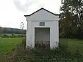 Kaple v polích za obcí