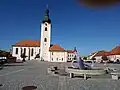 Pohled na kostel z náměstí