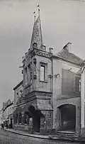 Dobová fotografie se střechou, která je k vidění na arkýři dodnes
