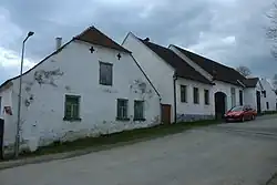 Dobršín, domy na návsi II.jpg