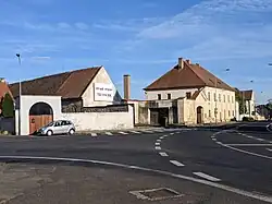 Dobroměřice - náves (křižovatka ulic Nečišské a Pražské), v popředí čp. 112 (s branou), v pozadí čp. 31.jpg
