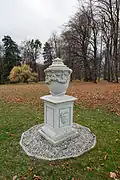 Dekorativní váza v zámeckém parku