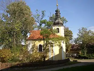 Kaple Panny Marie uprostřed obce