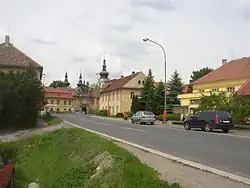 Silnice II/608 (tzv. stará teplická silnice) prochází centrem obce. V pozadí na snímku je doksanský klášter.