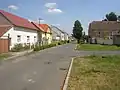Vedlejší ulice v severní části obce