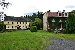Náves s domy čp. 1 a 17