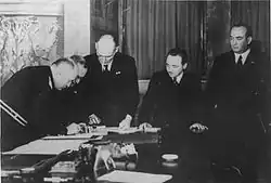 Engelbert Dollfuss (Rakousko), Gyula Gömbös (Maďarsko) a Benito Mussolini (Itálie) 17. března 1934 při podpisu Římských protokolů o vzájemné hospodářské a politické spolupráci