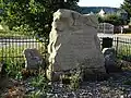 „Tento Husův balvan zřízen přispěním všech občanů na paměť zřízení naší republiky a oddělení Černošic Dolních od Horních 1919.“ Přidruženy dva pomníčky padlým z 1. světové války.