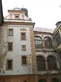 Dolní_Břežany,_zámek_-_nádvoří_(okr._Praha-západ).jpg