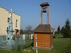 Dolní Domaslavice, kříž a zvonice.jpg