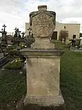 Dolní Hbity, náhrobek I na hřbitově.jpg