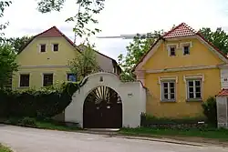 Usedlosti na návsi
