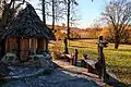 dřevěná studánka a odpočívadlo pod hrází Dolního rybníka