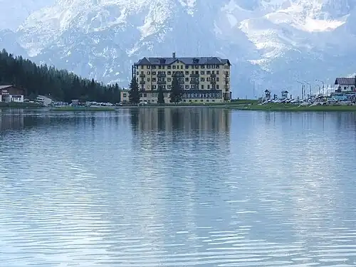 Jezero při pohledu od severu s Institutem Pia XII.
