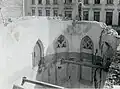 Presbytář kaple během demolice